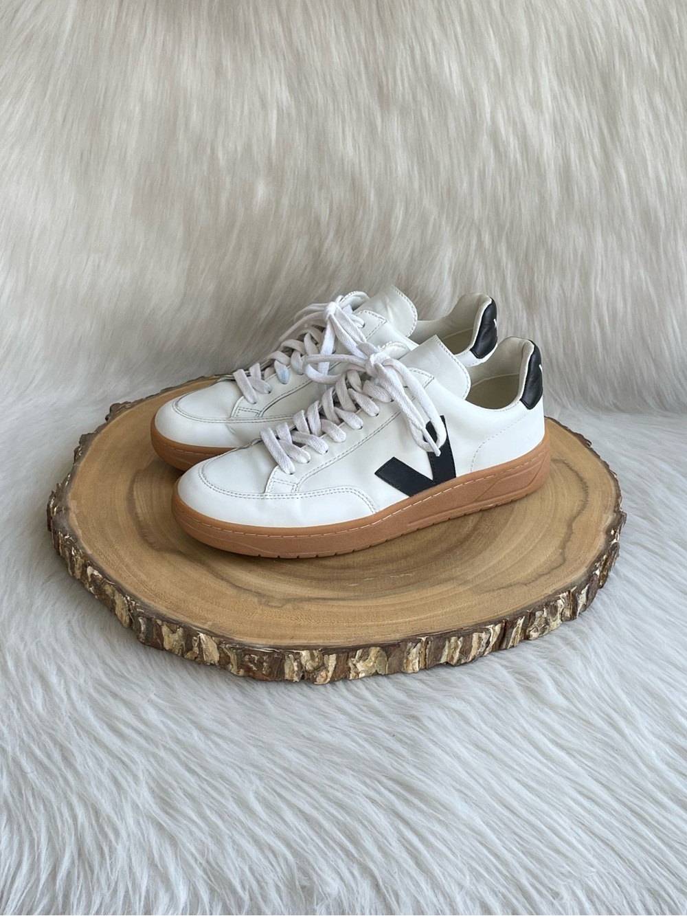 LIKE NEW Veja V-12 white leather sneakers - Picture 5 of 15